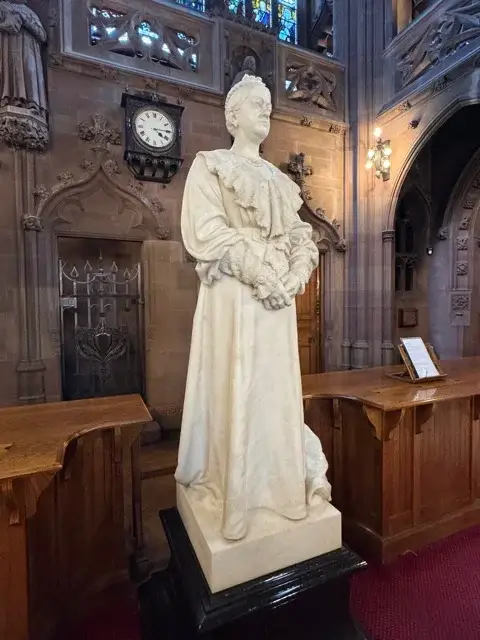 Henriqueta Rylands statue