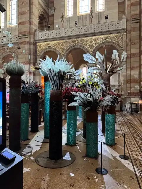 Stylized trees in the Cathédrale de la Nouvelle Major