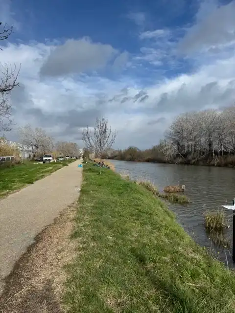 Canal d'Arles à Fos closer to and looking toward from Arles. The fishers are in the distance and probably indistinguishable from dots.