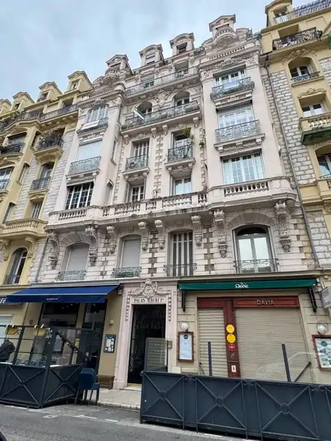 Yet another building in Nice