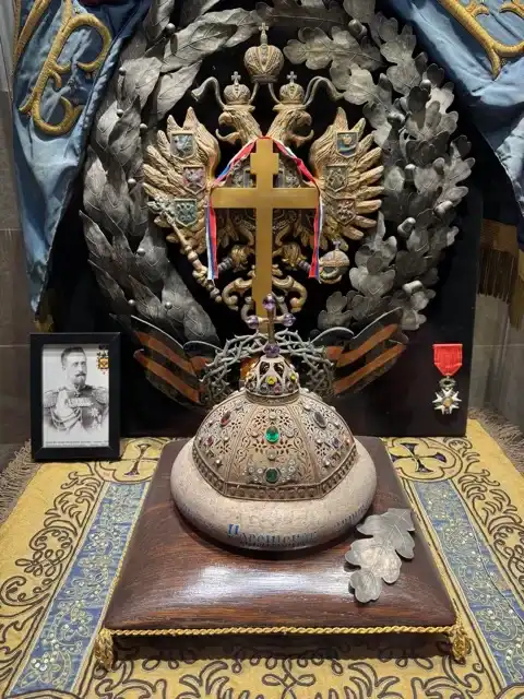 Lamp in the shape of a crown in the museum