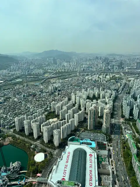 A view from one of the observation decks of the Lotte World Tower
