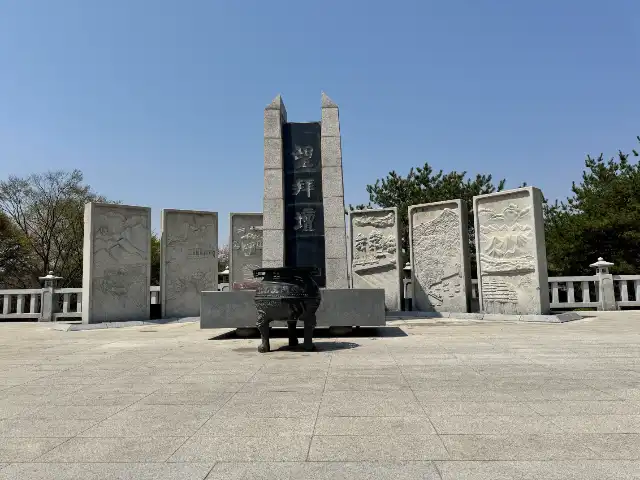 Refugees monument