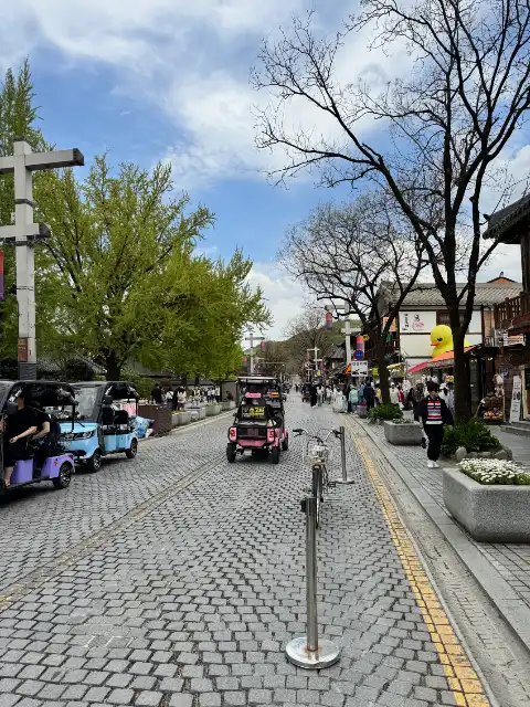 A street in Jeonju Hanok Village (the one in front of the shrine)