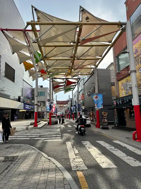 A shopping street in my hotel's neighbourhood