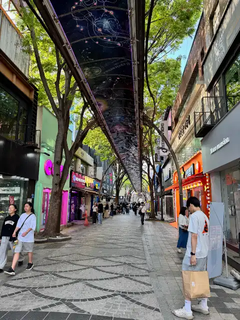 A shopping street in my hotel's neighbourhood