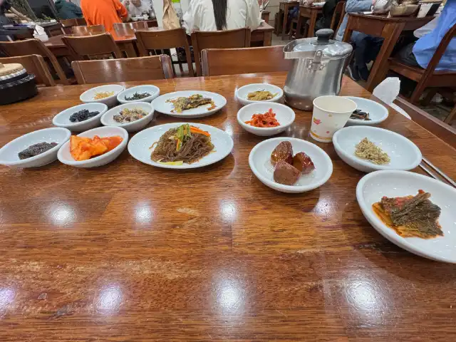 The side dishes (just for me) before the arrival of my rice, bibimbap and soup—all for me.