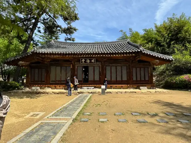 Another building at the Jeonju Hyanggyo