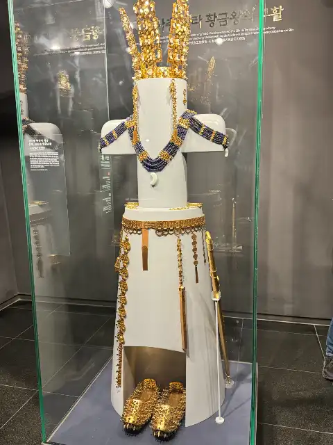 Ornaments worn by the occupant of Cheonmachong Tomb