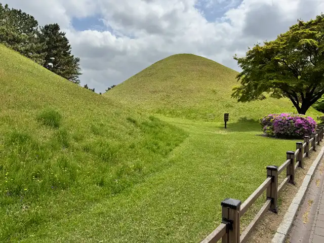 More mounds in the second park of the Daereungwon complex