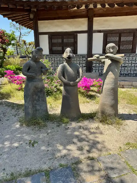 Statues in the front yard of the Korea Earthenware Exhibition Hall