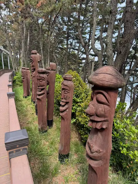 Wooden heads laughing at me