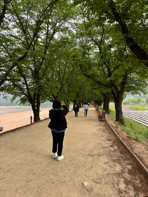 Promenade "by" the river