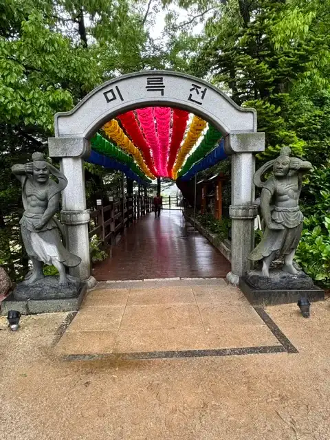 Short walkway to the Jebiwon Buddha