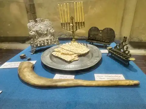 Sedar plate, shofar, and other Jewish items at the Old Synagogue