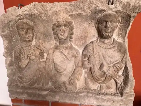 The tomb of lulia Dubitata died at the age of 20 and of her family from Hegyesd. 3rd century CE