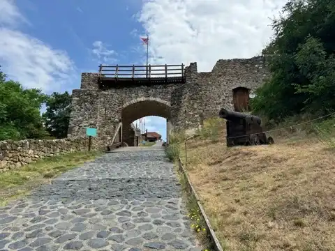 Szigliget Castle gate