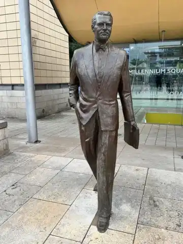 Cary Grant statue in Bristol